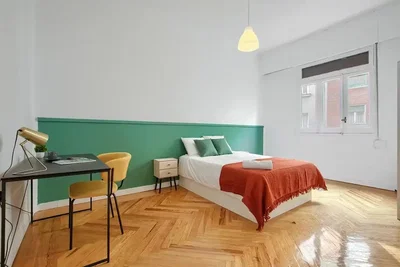 Camera da letto; pavimento in legno, luce naturale