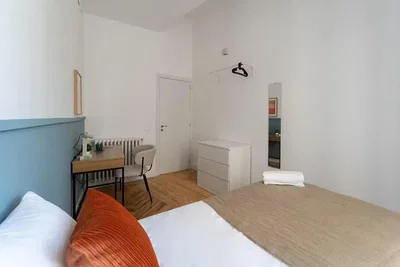 Quarto; chão de madeira, luz natural