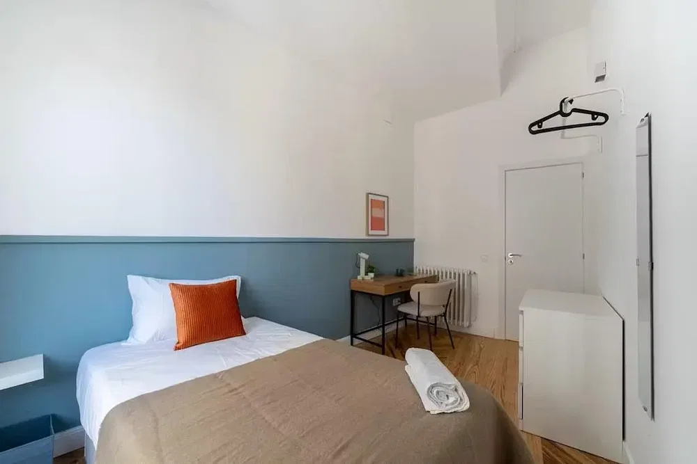 Quarto; luz natural, chão de madeira