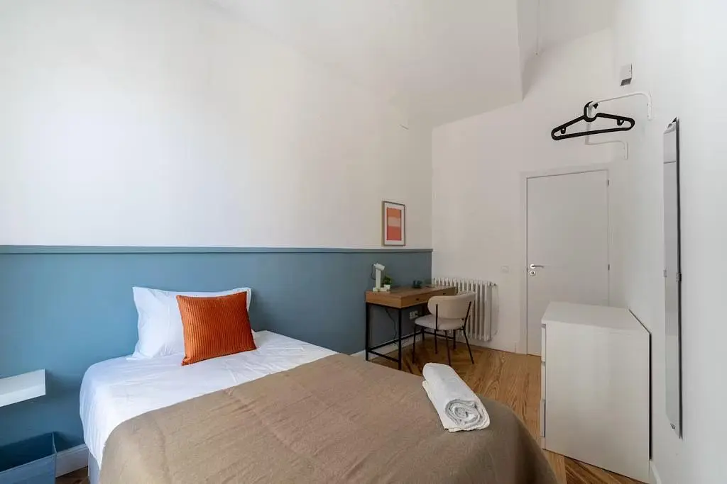 Quarto; luz natural, chão de madeira