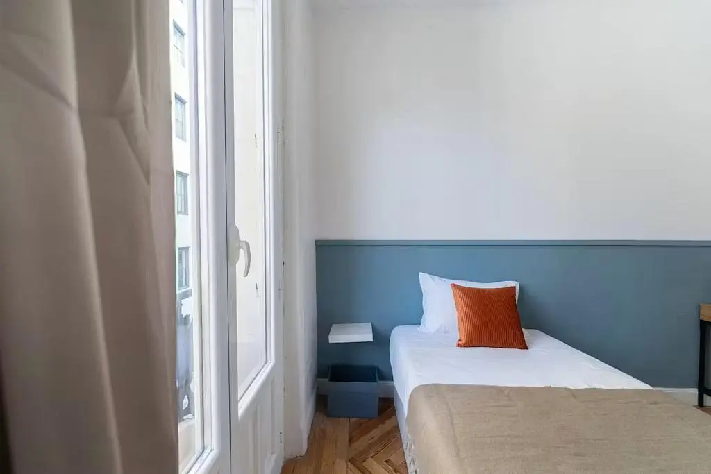 Quarto; luz natural, chão de madeira