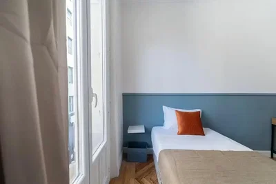 Quarto; luz natural, chão de madeira