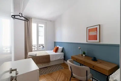 Quarto; luz natural, chão de madeira