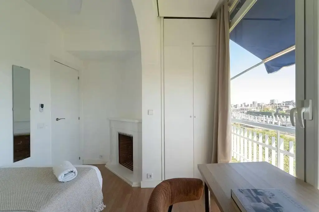 Quarto; luz natural, vista