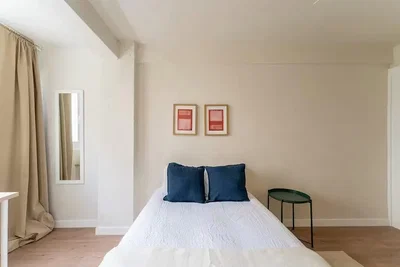 Yatak odası; ahşap zemin, doğal ışık, modern stil