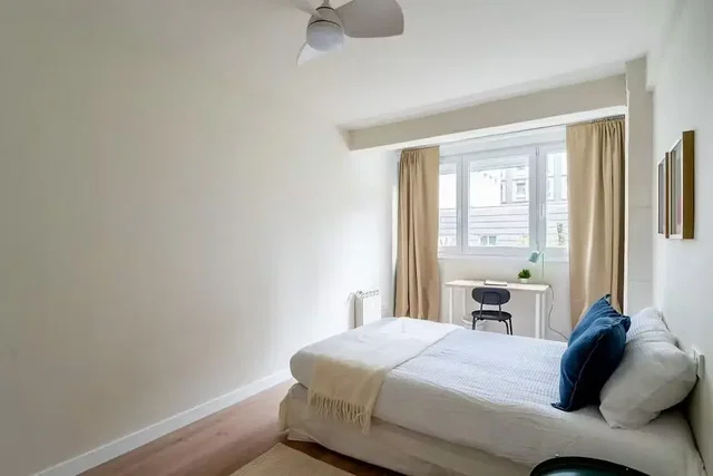 Dormitorio; luz natural, suelo de madera