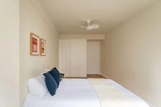 Dormitorio; luz natural, suelo de madera