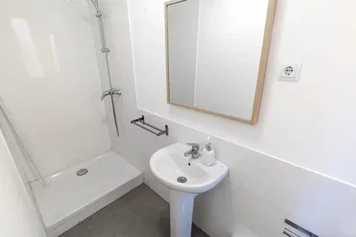 Toilette; pavimento in piastrelle, ristrutturato, luce naturale