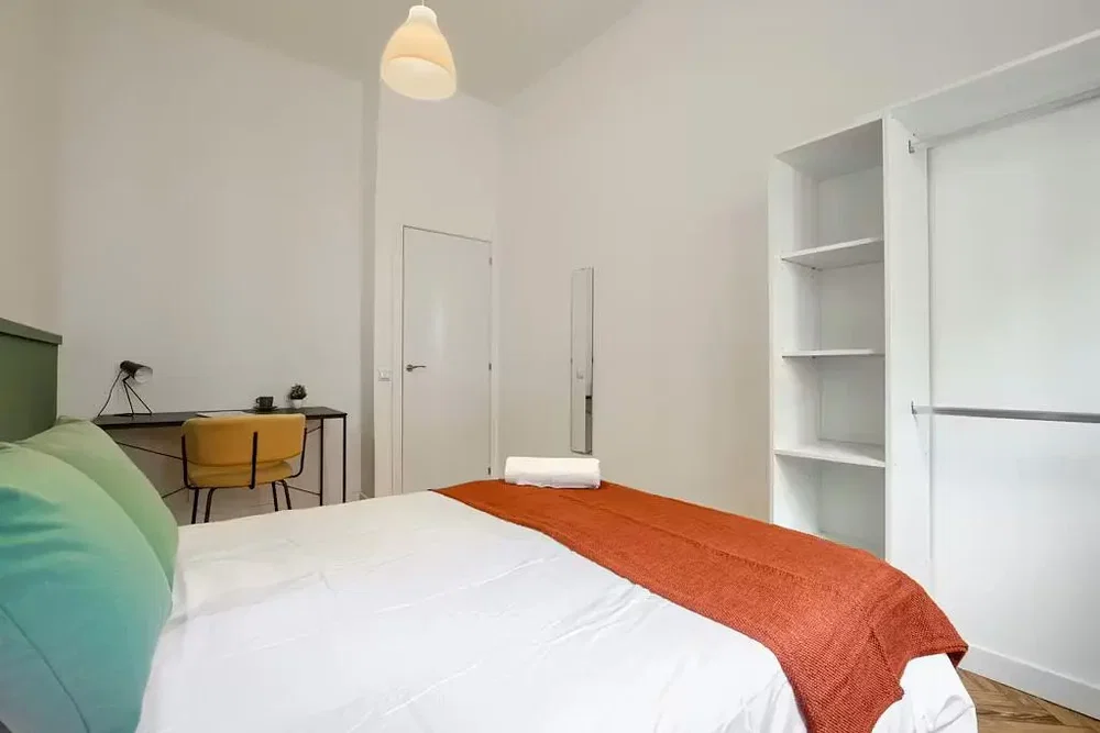 Camera da letto; luce naturale, pavimento in legno