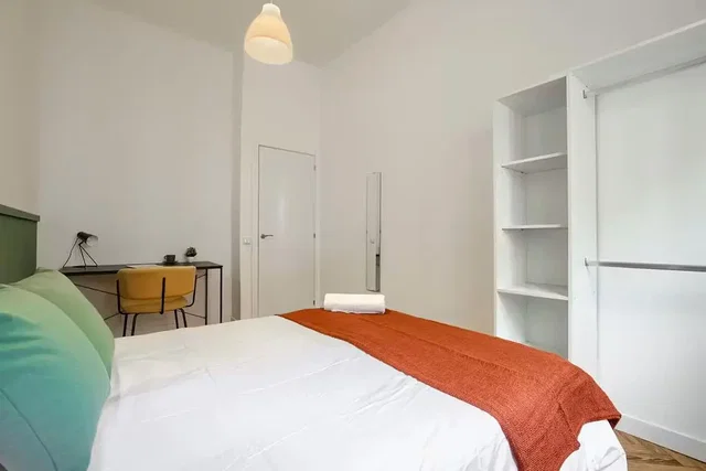 Dormitorio; luz natural, suelo de madera