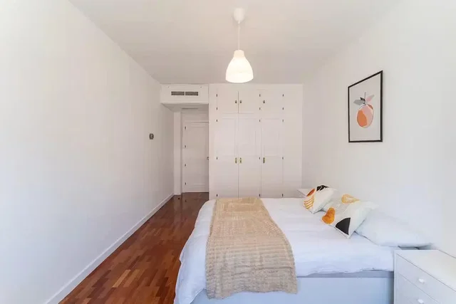 Dormitorio; suelo de madera, luz natural