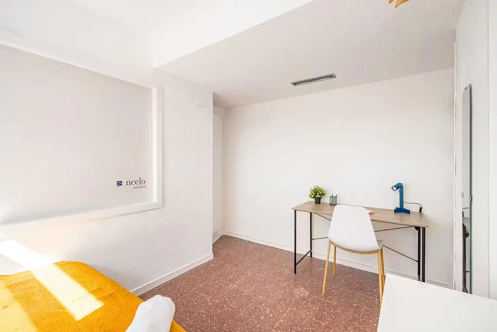 Quarto; luz natural, precisa de renovação
