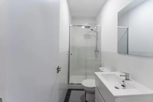 Baño; suelo de baldosas, luz natural