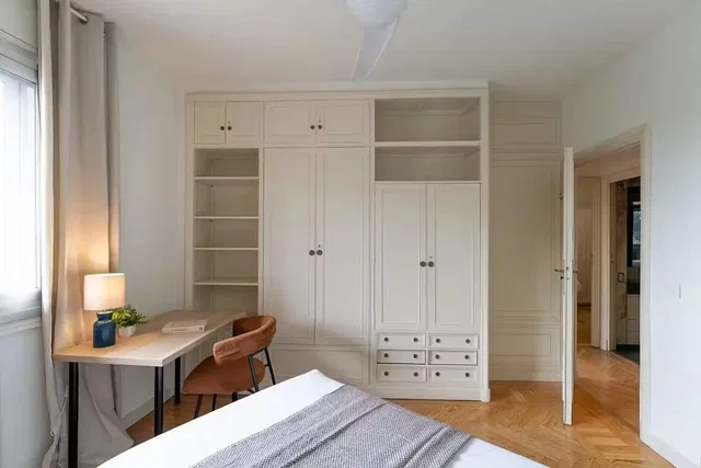 Dormitorio; suelo de madera, luz natural, estilo moderno
