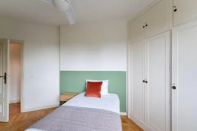 Dormitorio; suelo de madera, luz natural