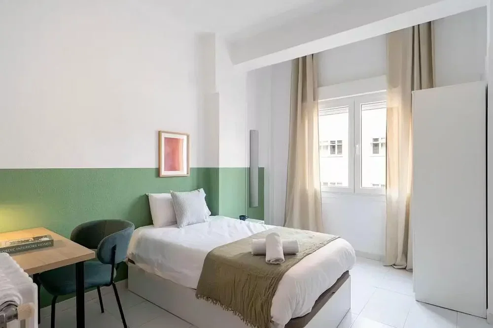 Spavaća soba; prirodno svjetlo, moderni stil