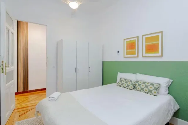 Dormitorio; suelo de madera, luz natural