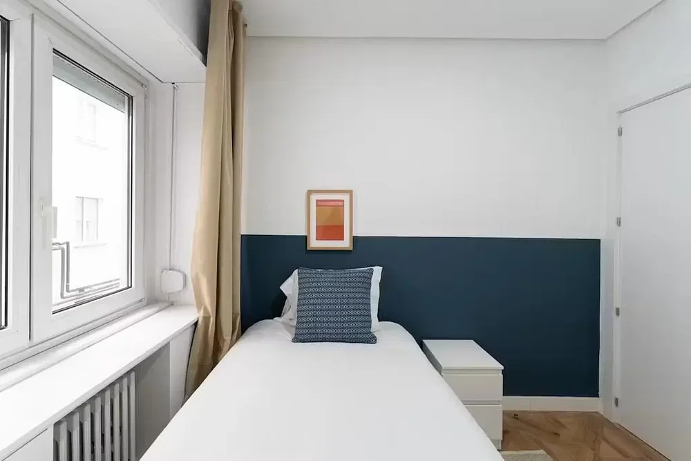 Slaapkamer; natuurlijk licht, houten vloer
