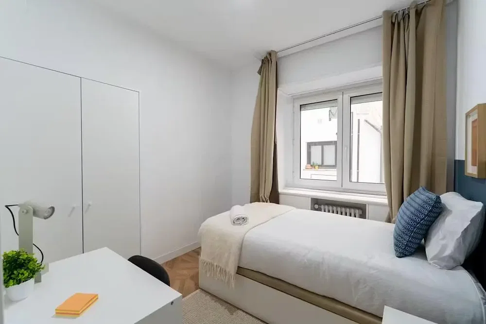 Slaapkamer; natuurlijk licht, houten vloer