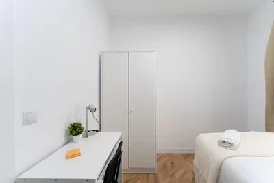 Slaapkamer; houten vloer, natuurlijk licht