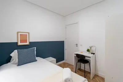Slaapkamer; natuurlijk licht, houten vloer, moderne stijl