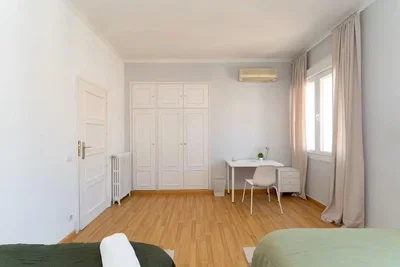 Camera da letto; pavimento in legno, luce naturale