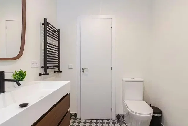 Toilette; pavimento in piastrelle, ristrutturato, luce naturale