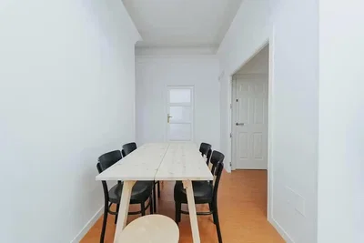 Sala da pranzo; pavimento in legno, luce naturale