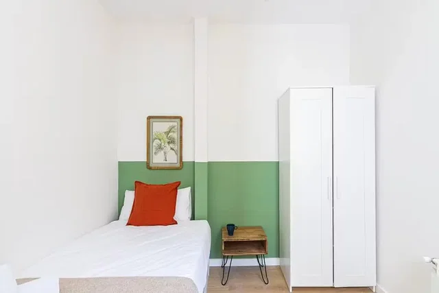 Dormitorio; luz natural, suelo de madera