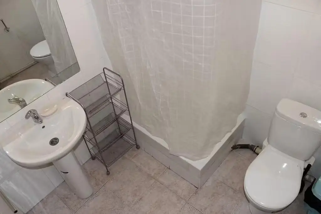 Badkamer; tegelvloer, natuurlijk licht