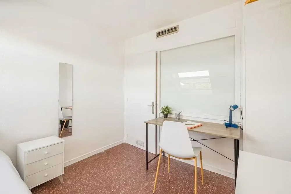 Quarto; luz natural, chão de azulejo