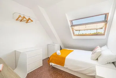 Quarto; luz natural, chão de madeira