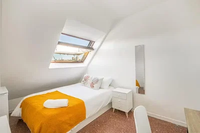 Quarto; luz natural, chão de madeira