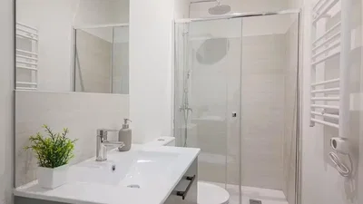 Bagno; ristrutturato, luce naturale, pavimento in piastrelle