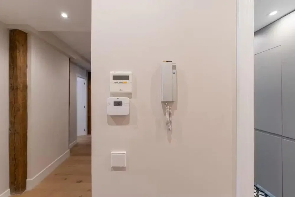 Altro; travi in legno, luce naturale
