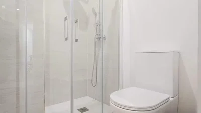 Toilette; pavimento in piastrelle