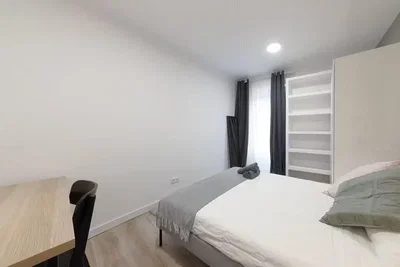 Quarto; luz natural, chão de madeira