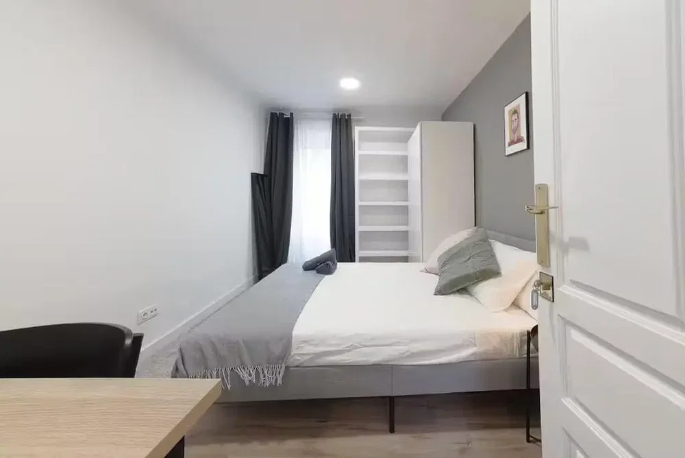 Quarto; luz natural, chão de madeira