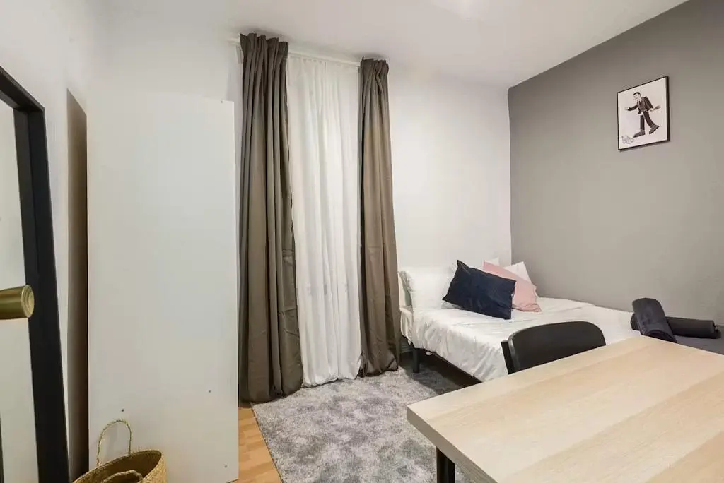 Ložnice; přirozené světlo, moderní styl