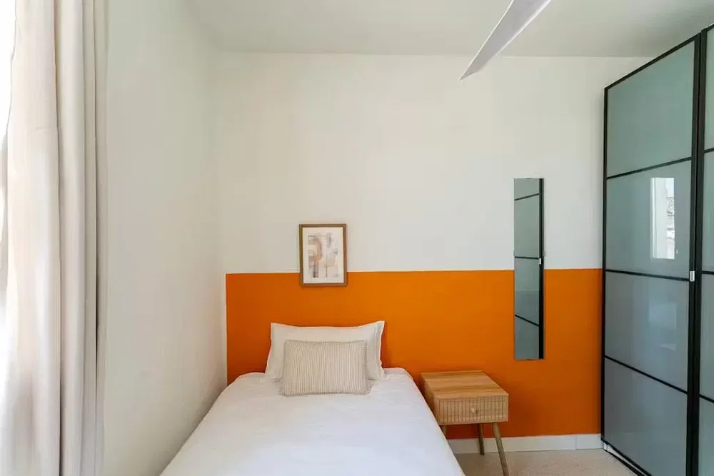 Spavaća soba; prirodno svjetlo, moderni stil