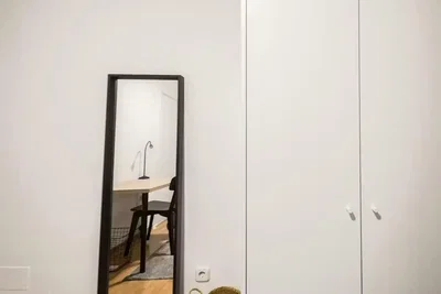 Ložnice; dřevěná podlaha, přirozené světlo