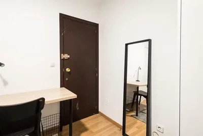 Ložnice; dřevěná podlaha, přirozené světlo