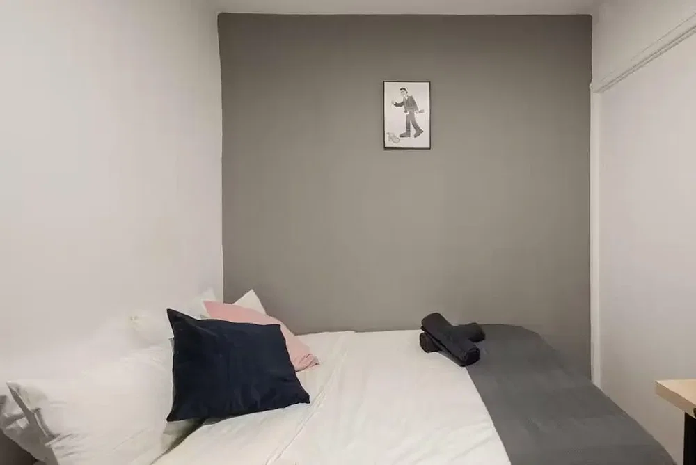 Ložnice; přirozené světlo, moderní styl