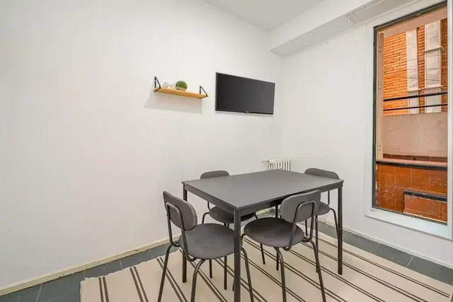 Salón; suelo de baldosas, luz natural