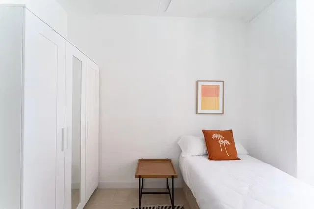 Dormitorio; luz natural, suelo de baldosas