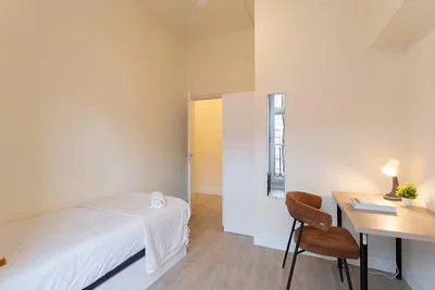 Quarto; luz natural, chão de madeira