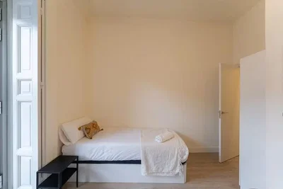 Quarto; luz natural, chão de madeira