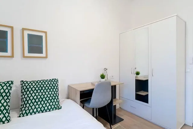 Dormitorio; luz natural, suelo de madera, estilo moderno