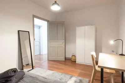 Slaapkamer; houten vloer, natuurlijk licht
