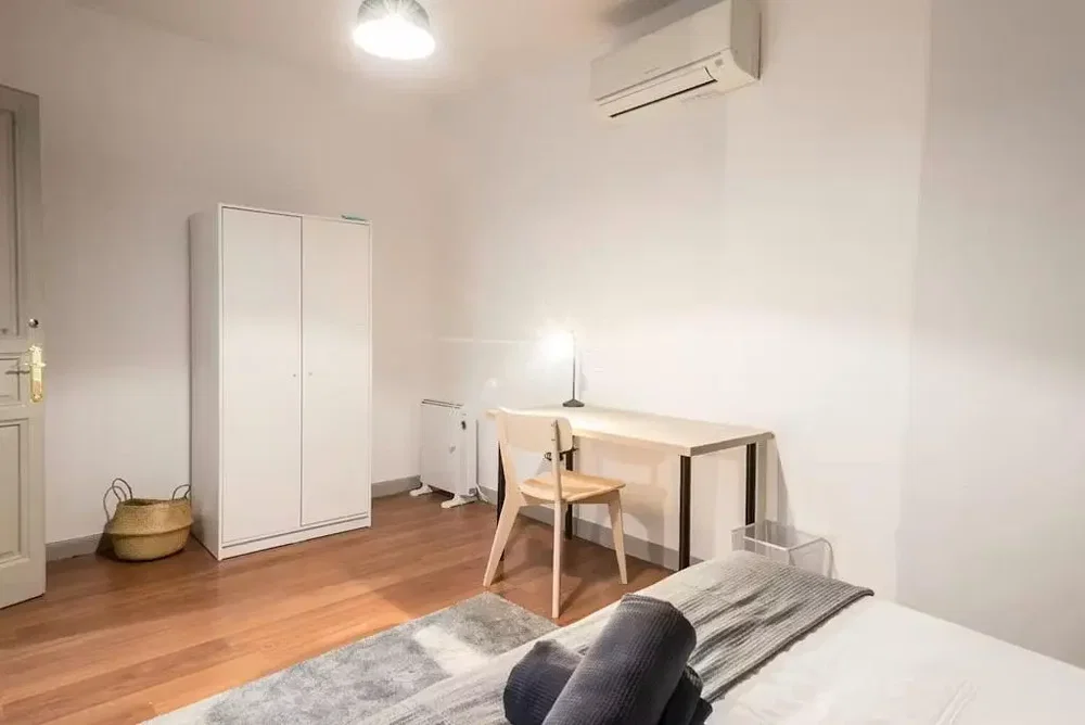 Slaapkamer; houten vloer, natuurlijk licht